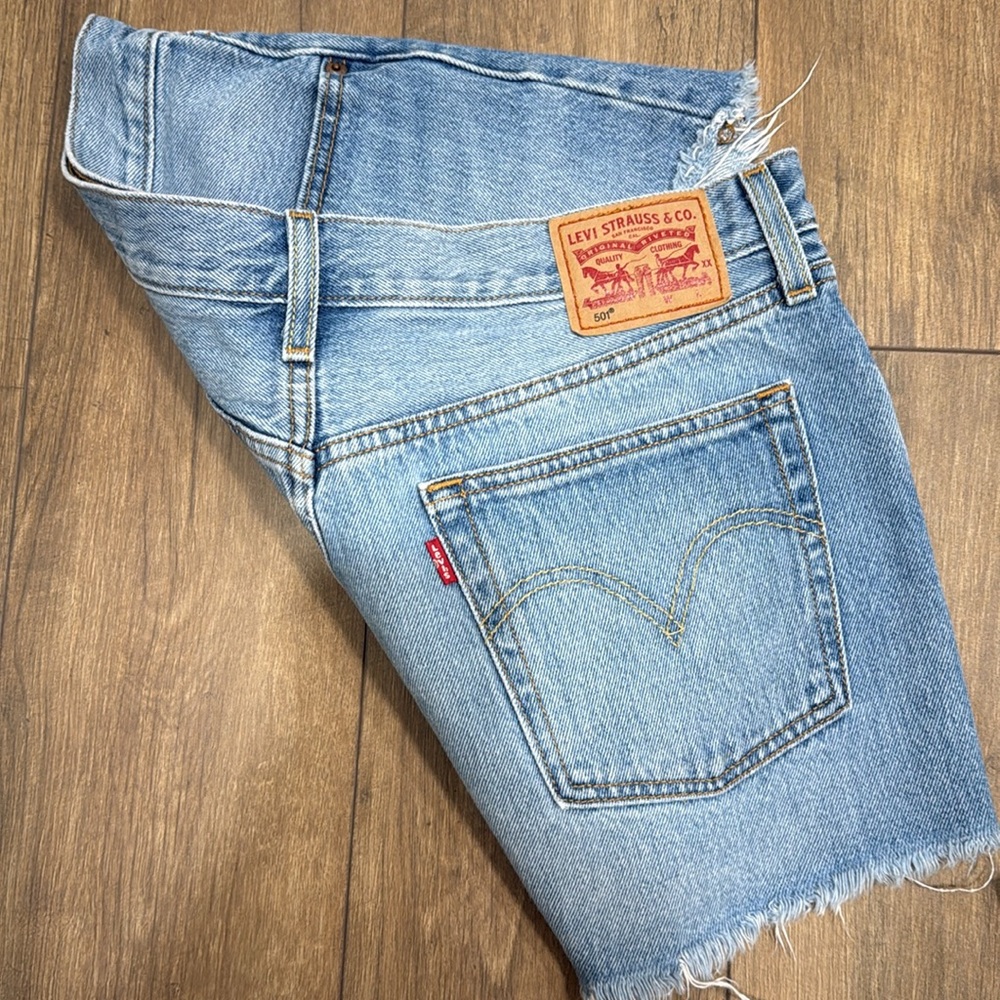 Levi shorts - Picture 3 of 4